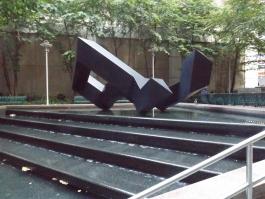 Throwback sculpture 1976 1979 by tony smith 1166 sixth avenue central midtown manhattan 1 copie